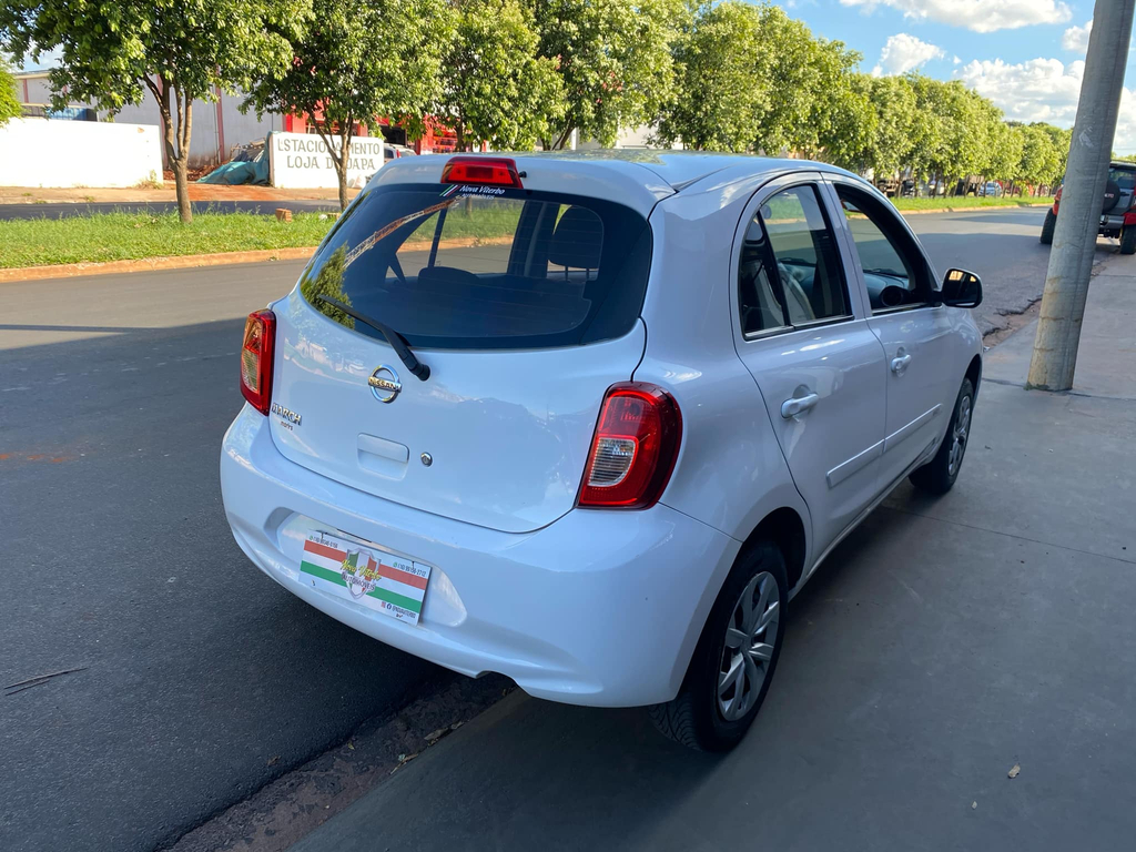 Nissan March Branco