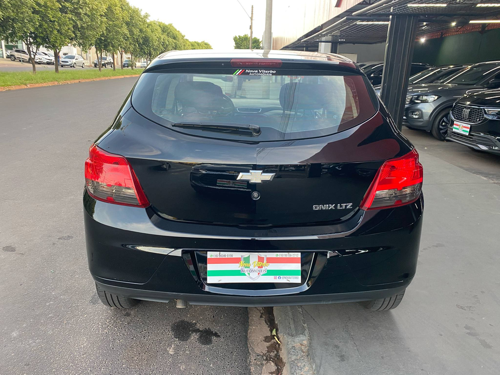 Chevrolet Onix Preto