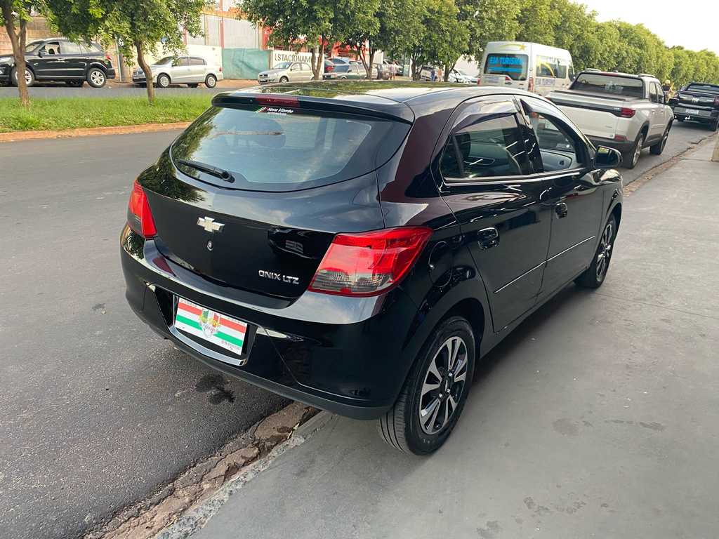 Chevrolet Onix Preto
