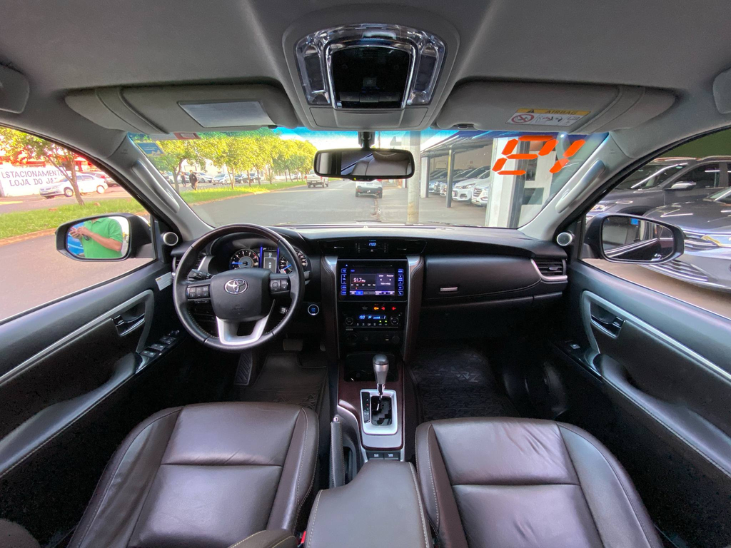 Toyota Hilux SW4 Preto
