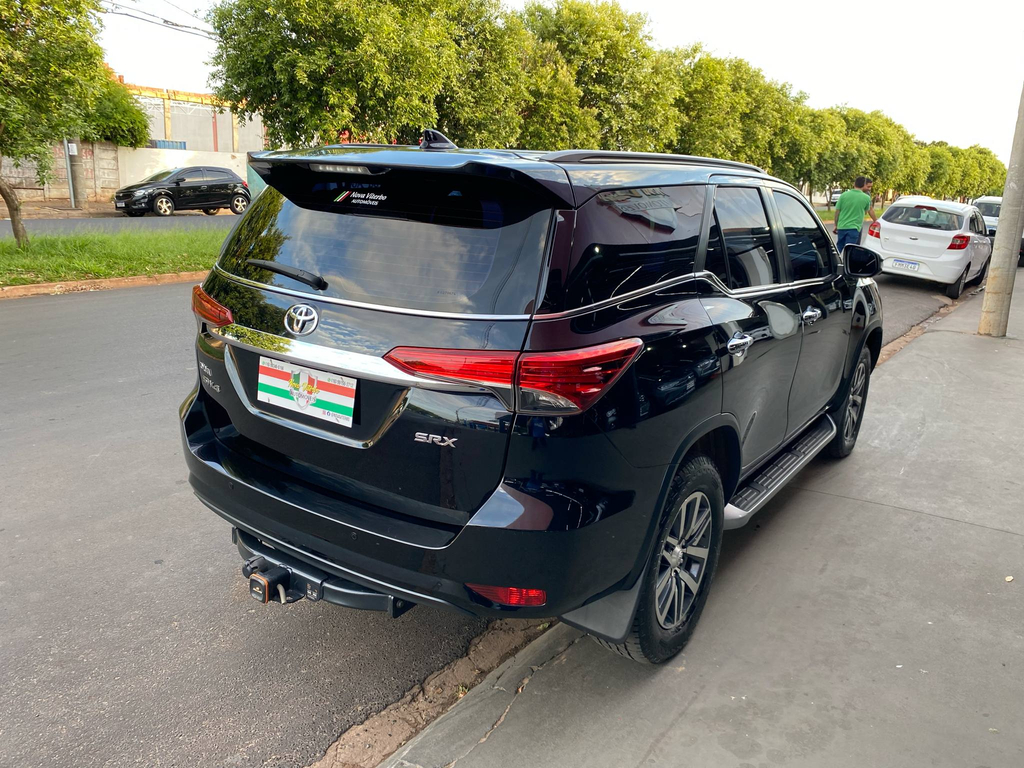 Toyota Hilux SW4 Preto