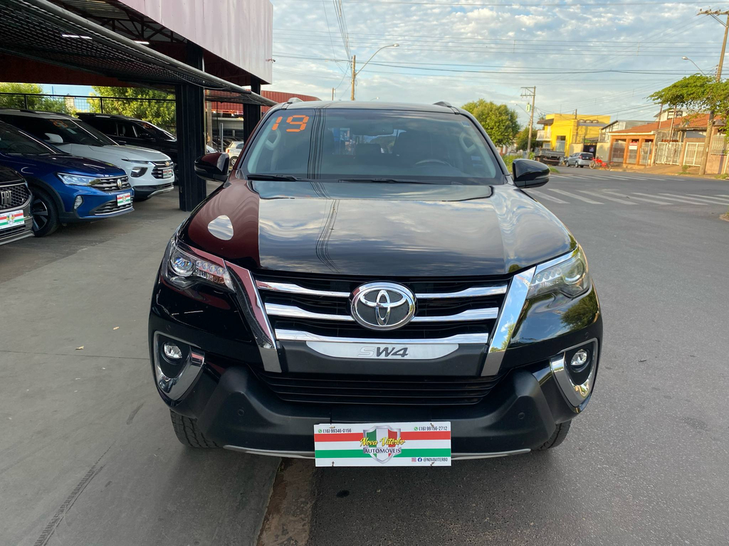 Toyota Hilux SW4 Preto