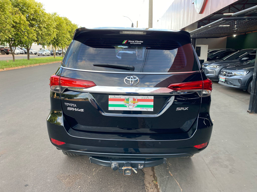 Toyota Hilux SW4 Preto