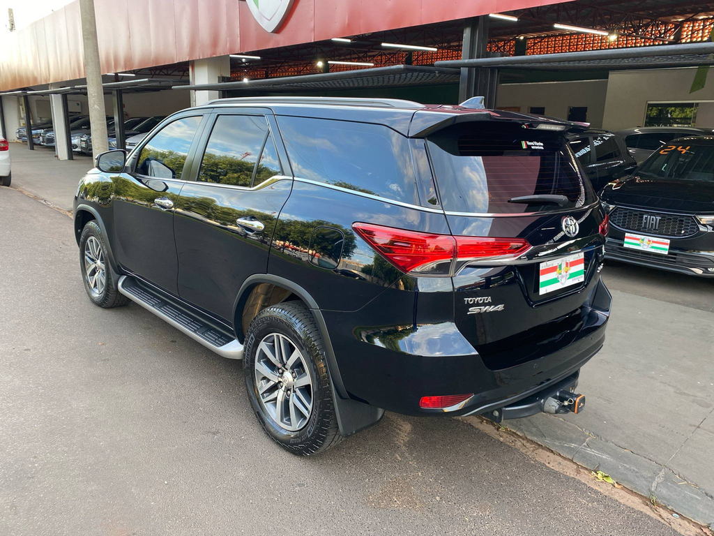 Toyota Hilux SW4 Preto