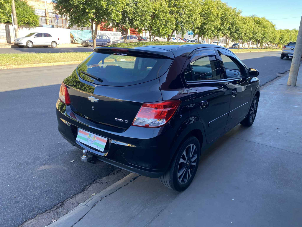 Chevrolet Onix Preto