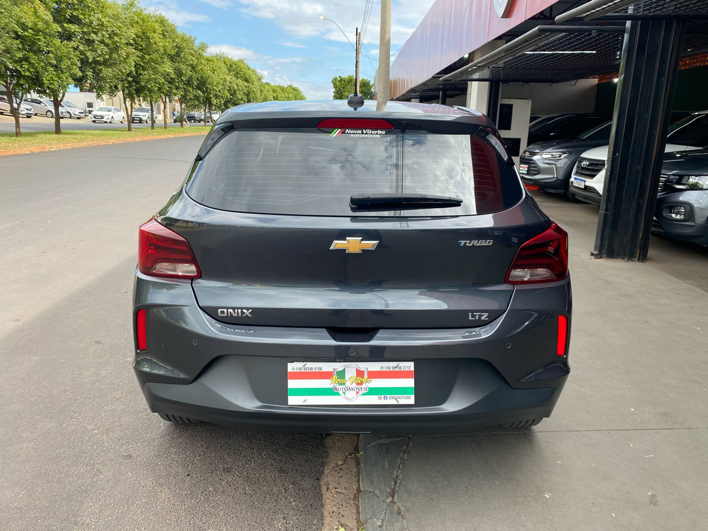 Chevrolet Onix Cinza