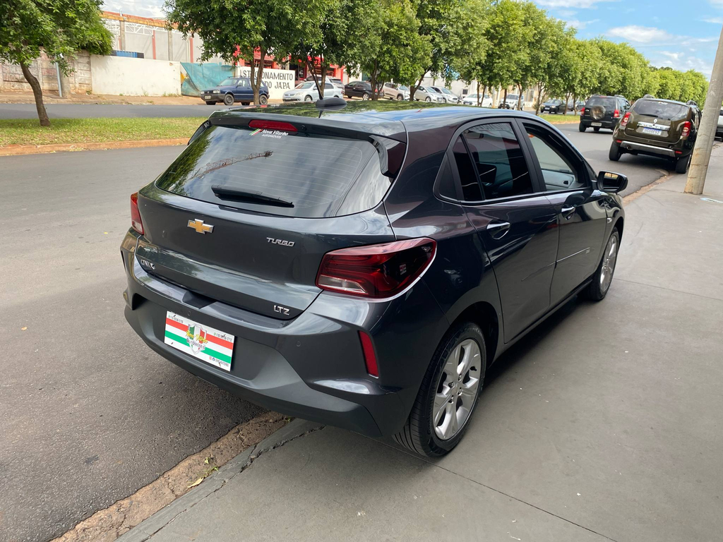 Chevrolet Onix Cinza