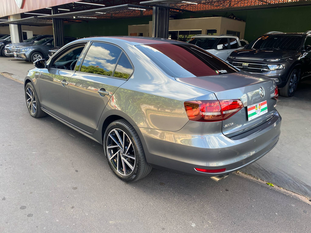 Volkswagen Jetta Cinza