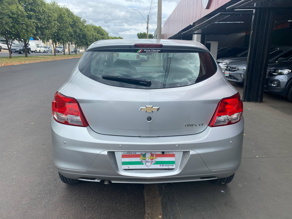 Chevrolet Onix Prata