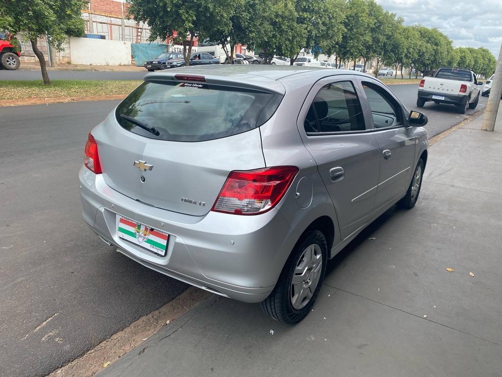 Chevrolet Onix Prata