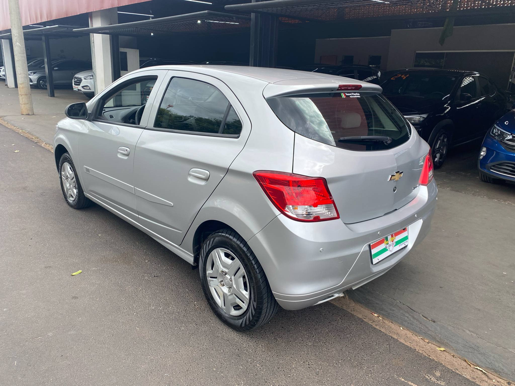 Chevrolet Onix Prata