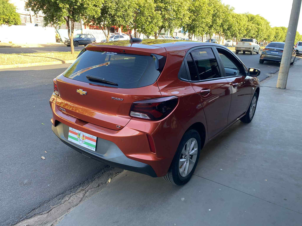 Chevrolet Onix Laranja