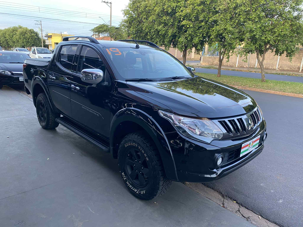 Mitsubishi L200 Triton Preto