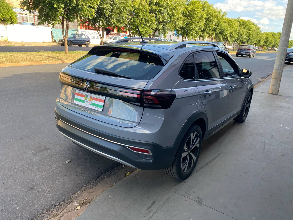 Volkswagen Nivus Cinza