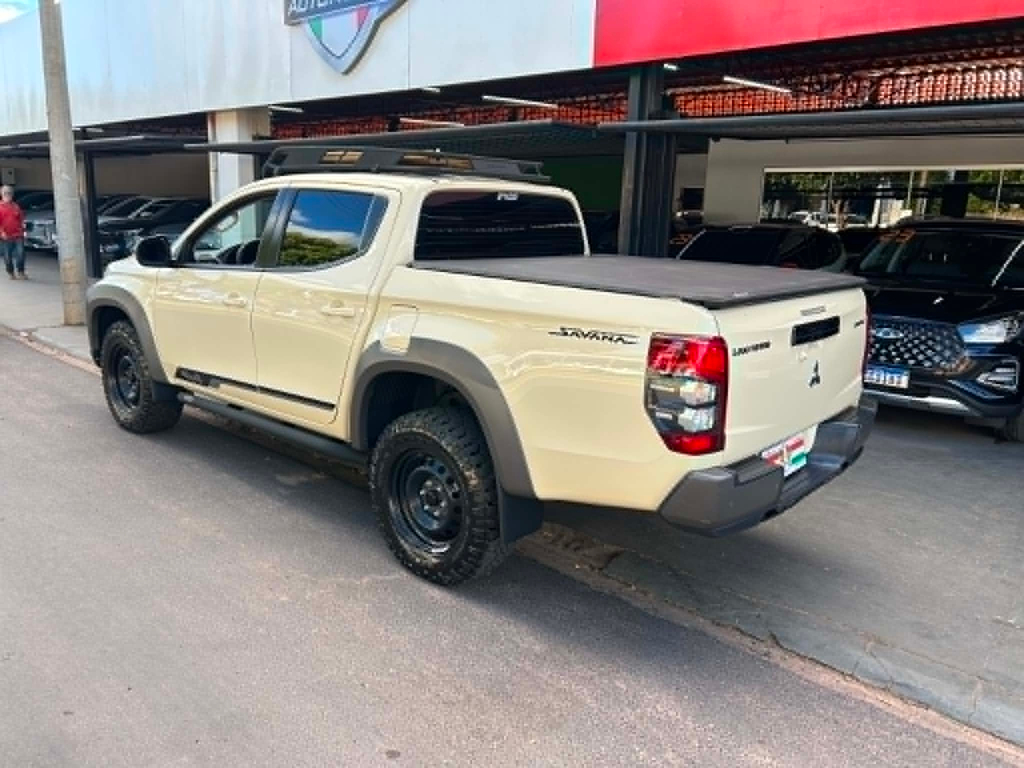 Mitsubishi L200 Triton Bege
