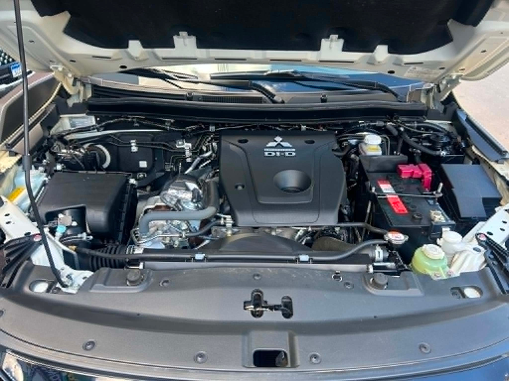 Mitsubishi L200 Triton Bege