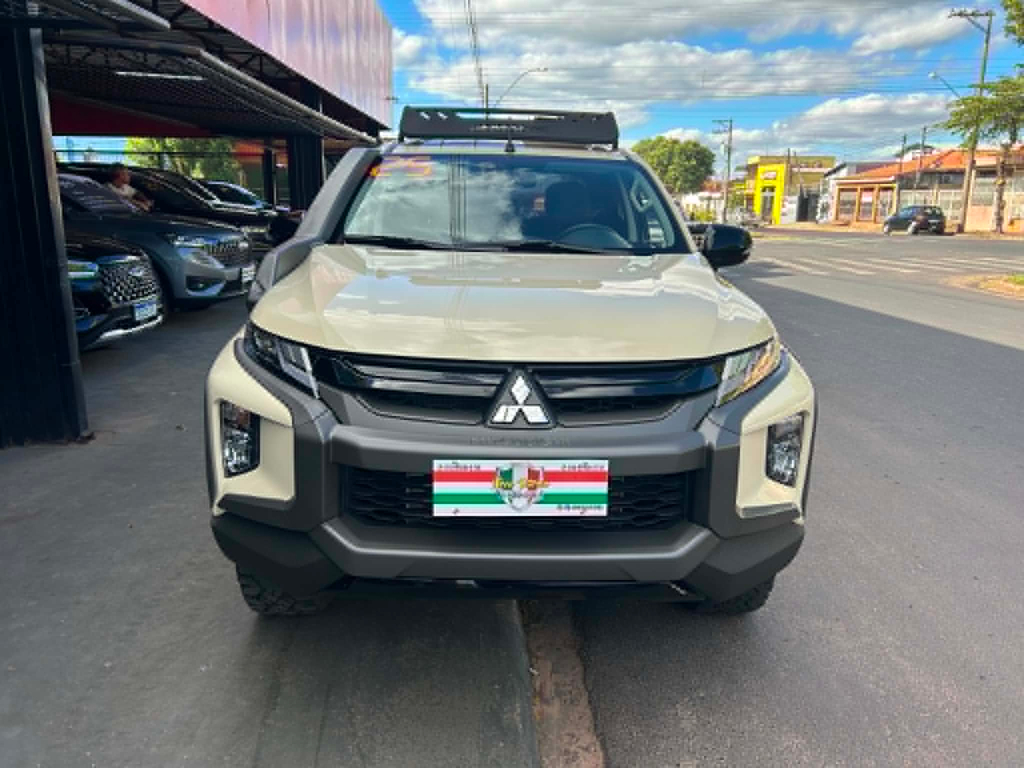 Mitsubishi L200 Triton Bege