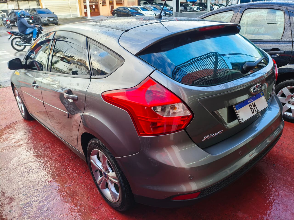 Ford Focus Hatch Cinza