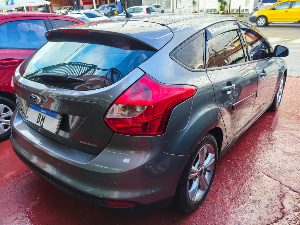 Ford Focus Hatch Cinza