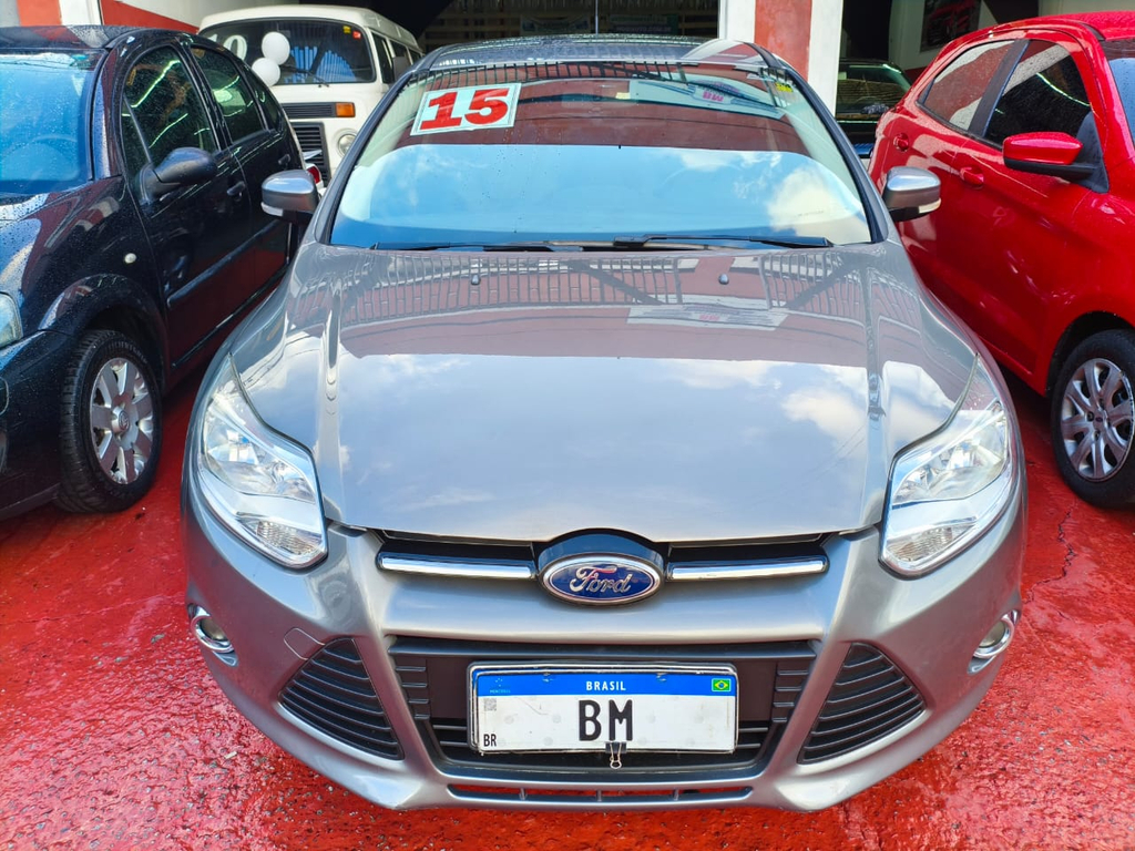 Ford Focus Hatch Cinza