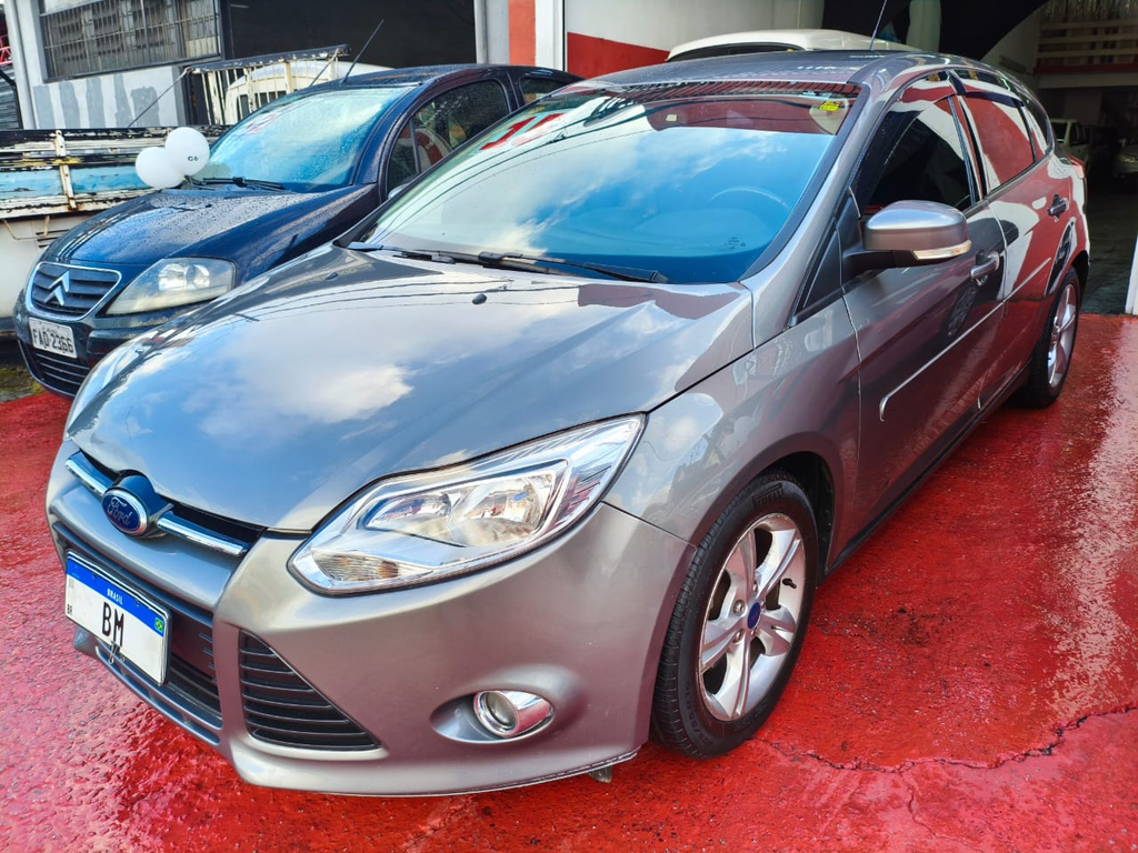 Ford Focus Hatch Cinza