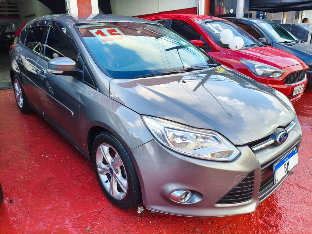 Ford Focus Hatch Cinza