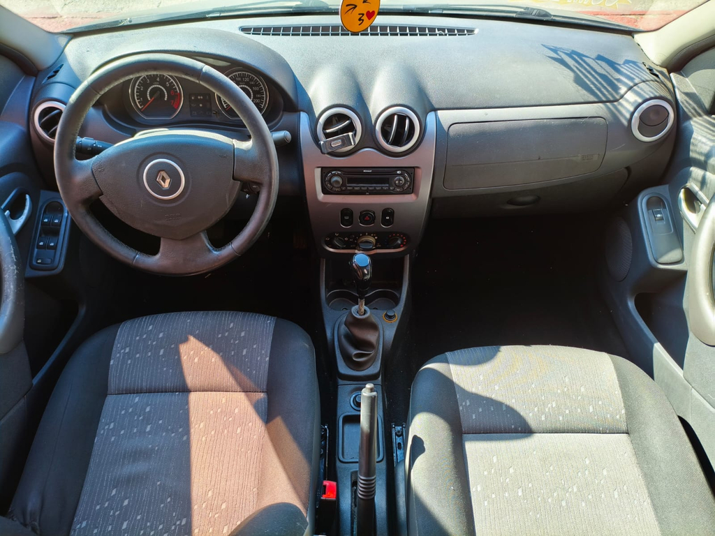 Renault Logan Preto