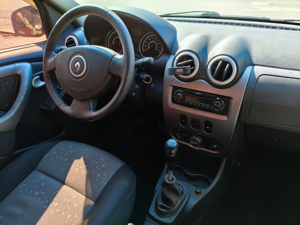 Renault Logan Preto