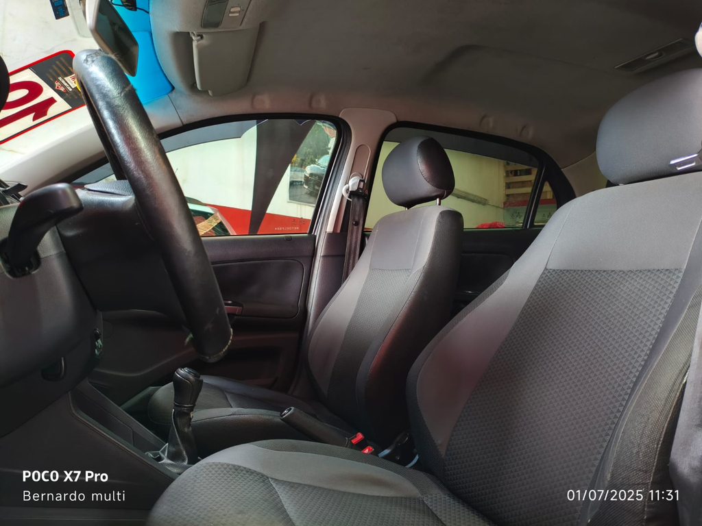 Volkswagen Voyage Cinza