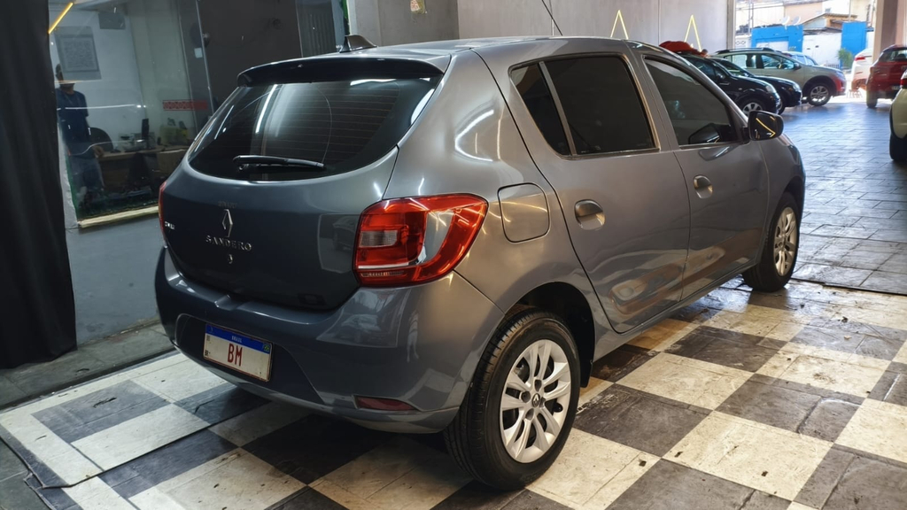 Renault Sandero Cinza