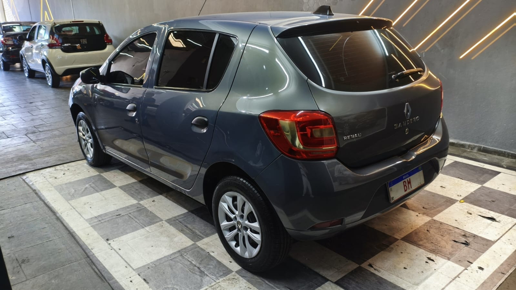 Renault Sandero Cinza