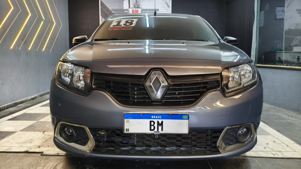 Renault Sandero Cinza