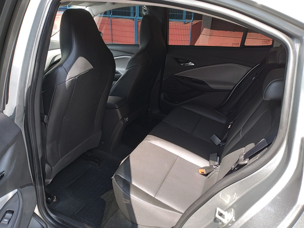 Chevrolet Onix Sedan Prata