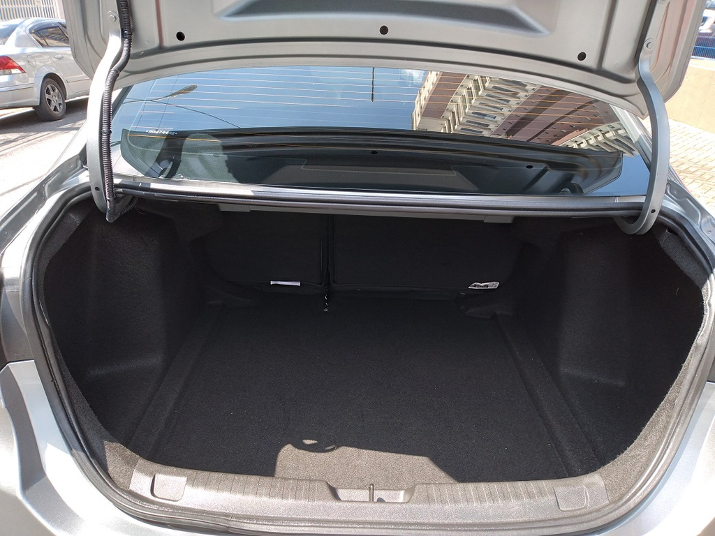 Chevrolet Onix Sedan Prata