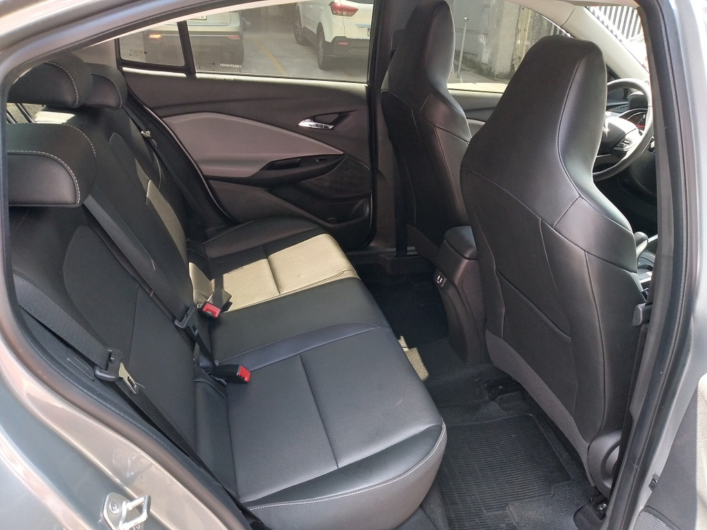 Chevrolet Onix Sedan Prata