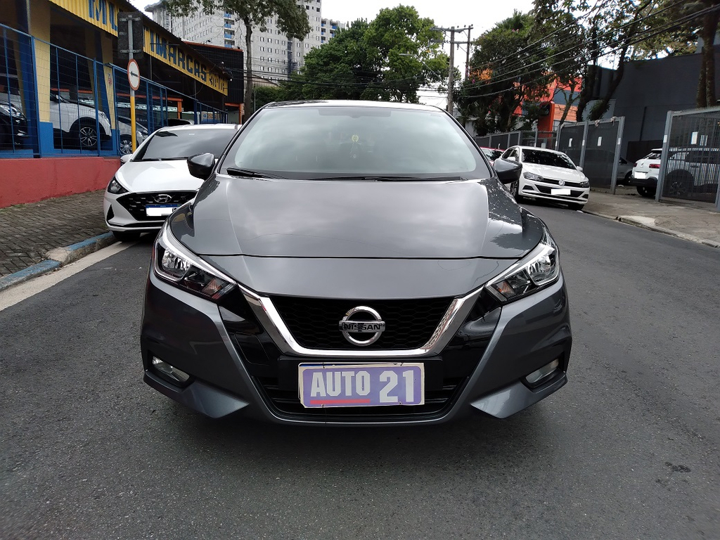 Nissan Versa Cinza