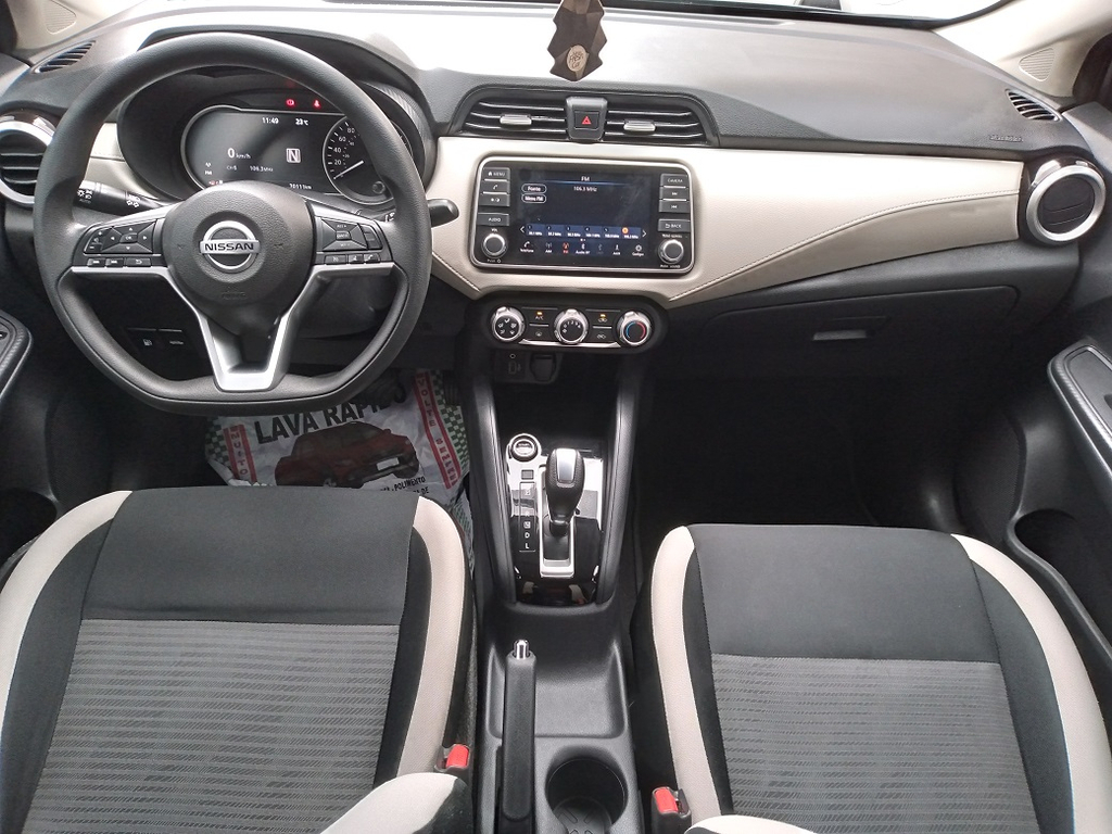 Nissan Versa Cinza