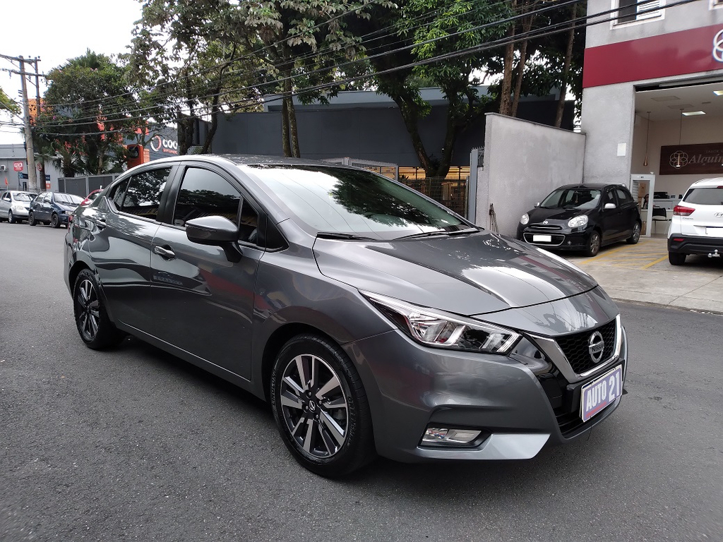 Nissan Versa Cinza