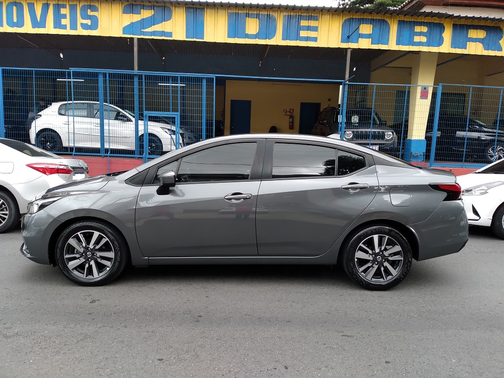 Nissan Versa Cinza