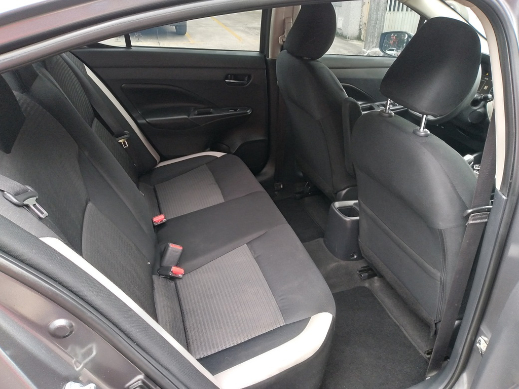Nissan Versa Cinza