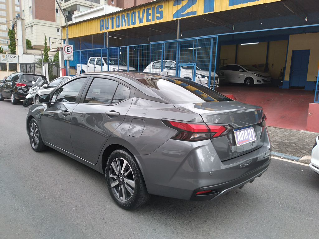 Nissan Versa Cinza