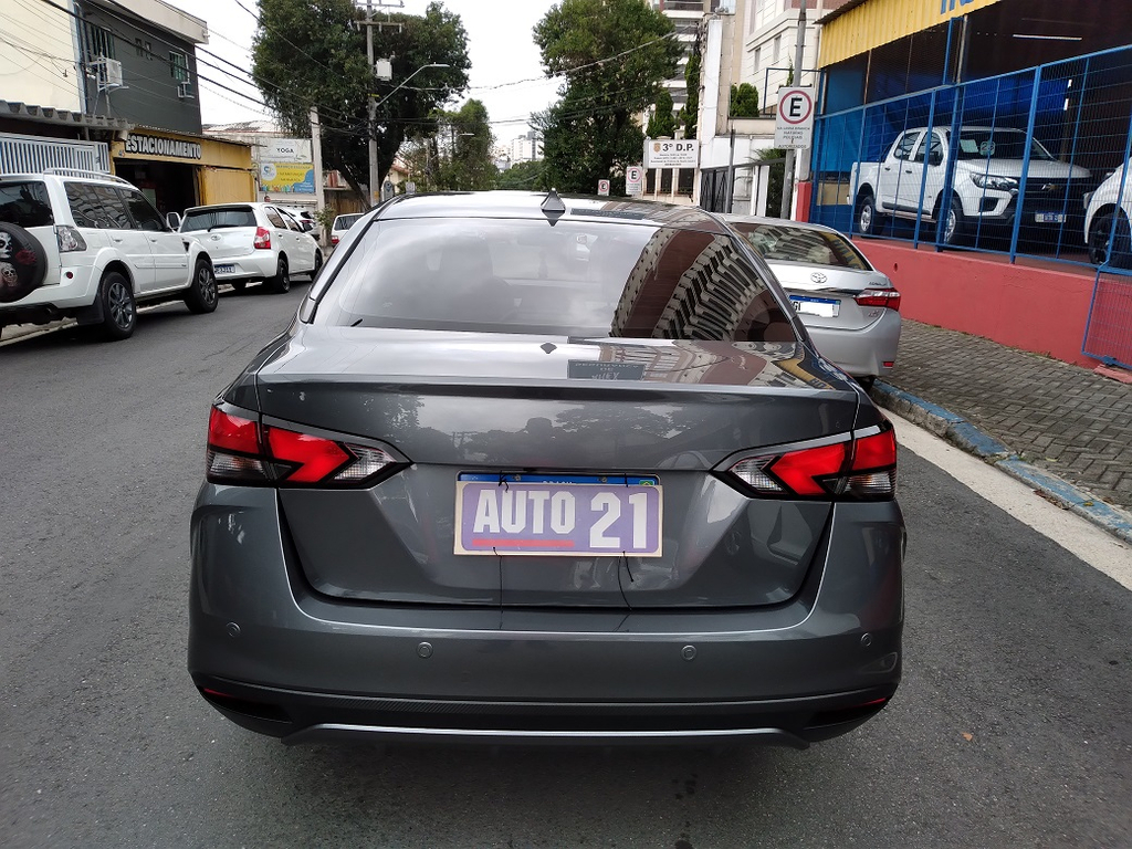 Nissan Versa Cinza