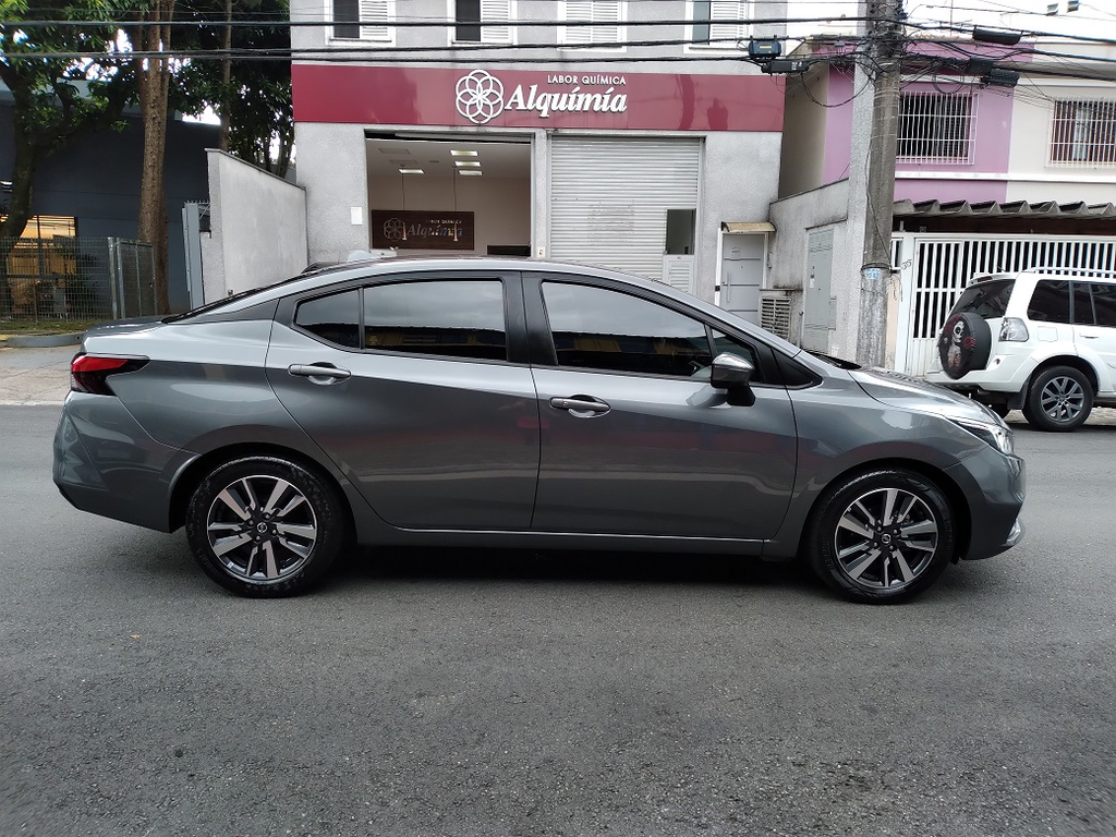 Nissan Versa Cinza
