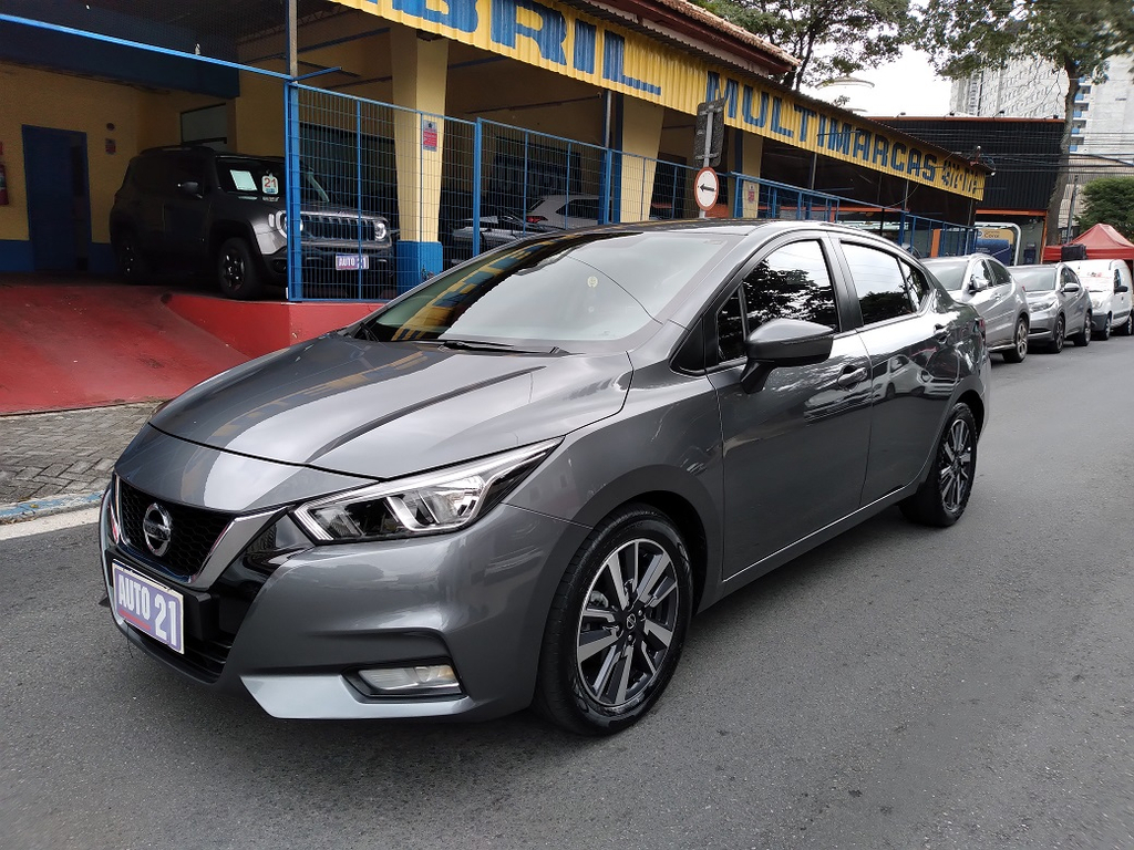 Nissan Versa Cinza