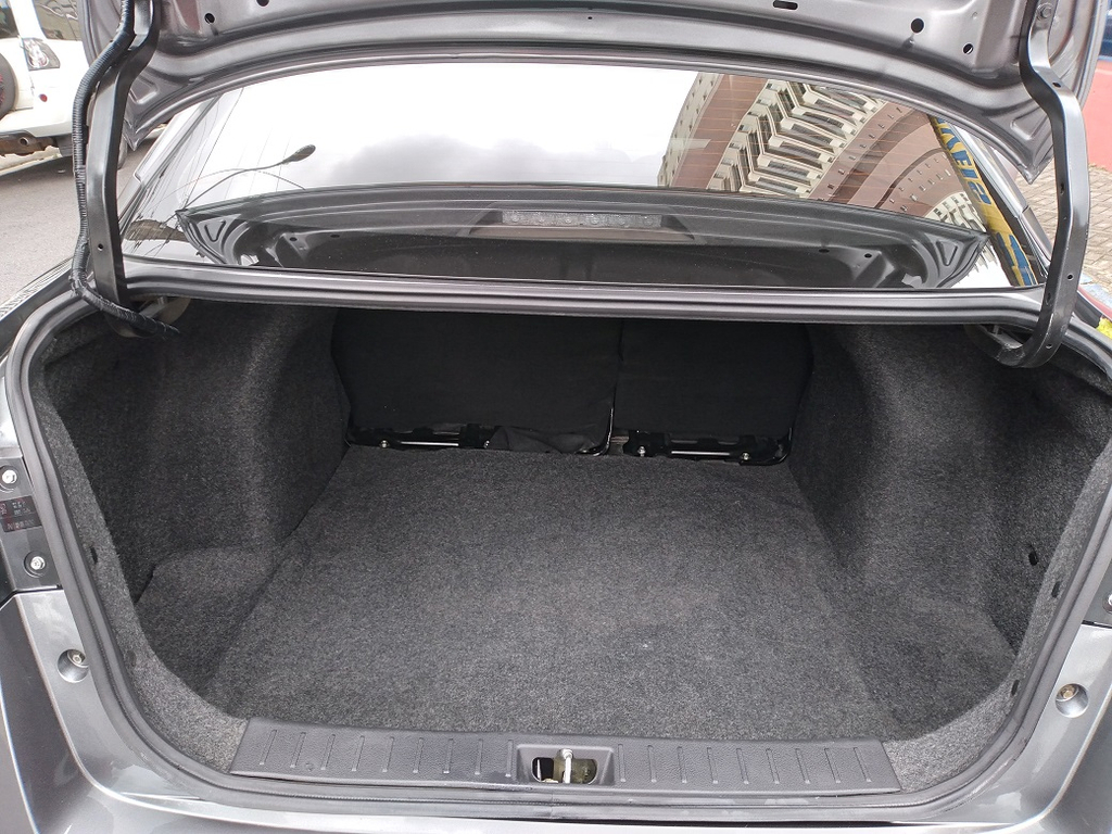 Nissan Versa Cinza