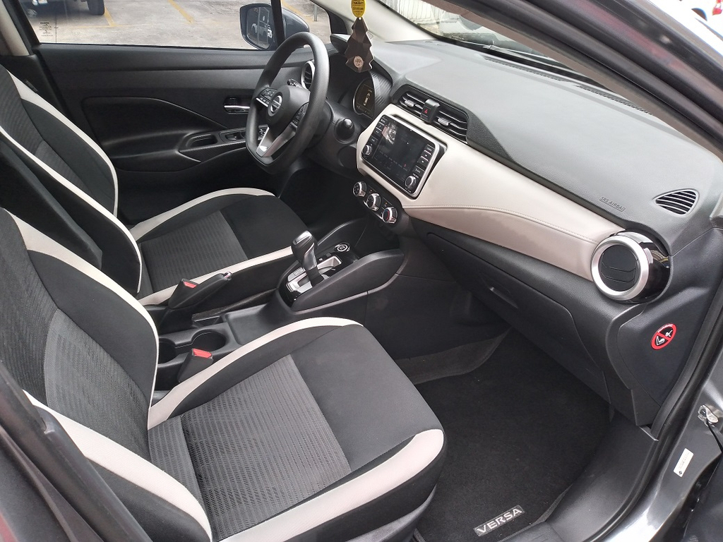 Nissan Versa Cinza