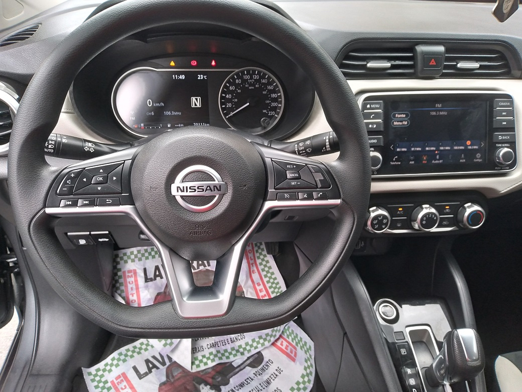 Nissan Versa Cinza