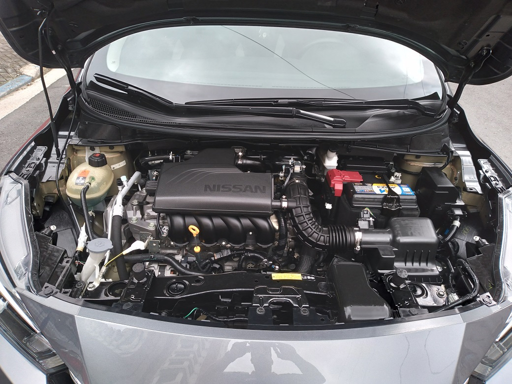 Nissan Versa Cinza