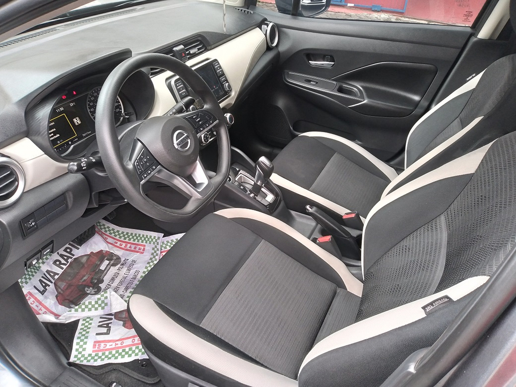 Nissan Versa Cinza
