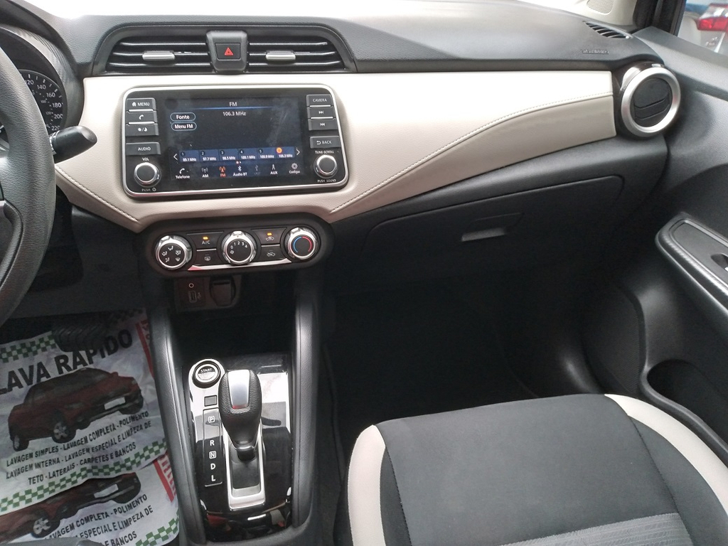 Nissan Versa Cinza